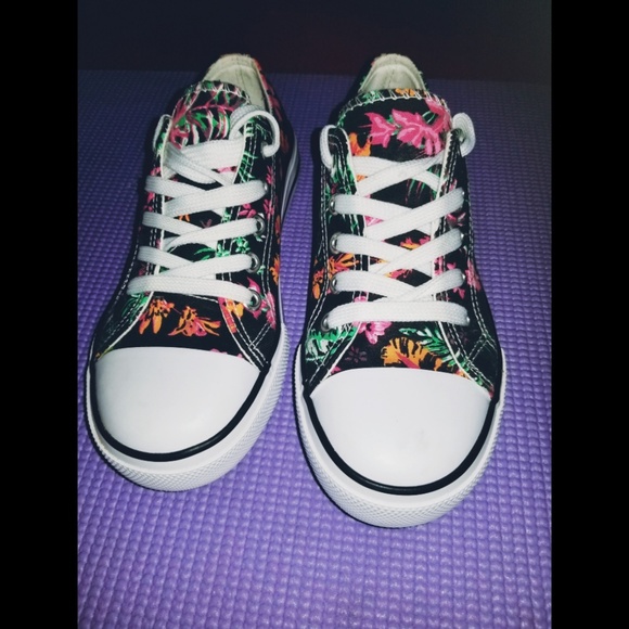 Converse low top shoes size 2 - Picture 4 of 8